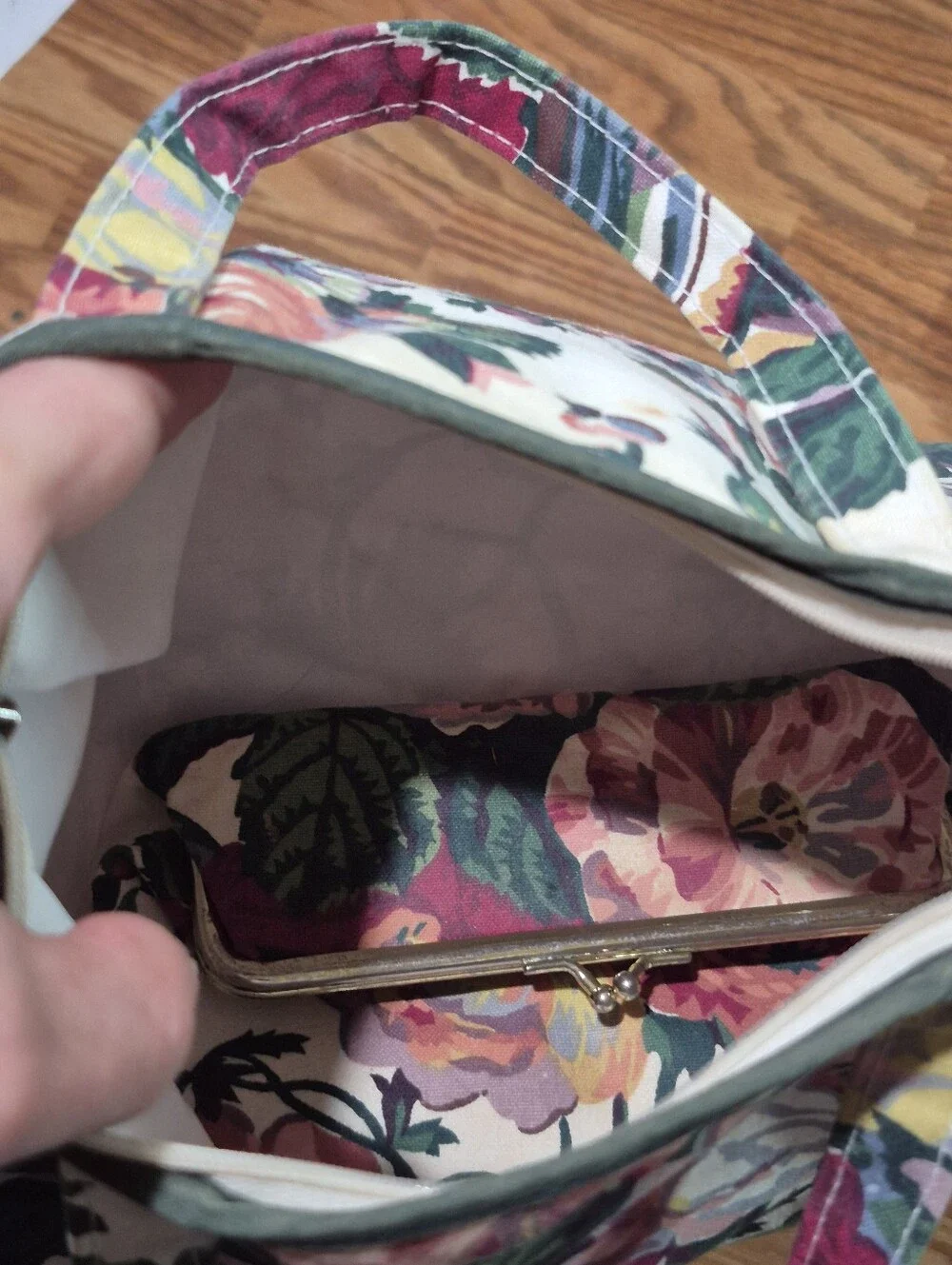 Vintage cosmetics and toiletry floral duffel bag and matching kisslock